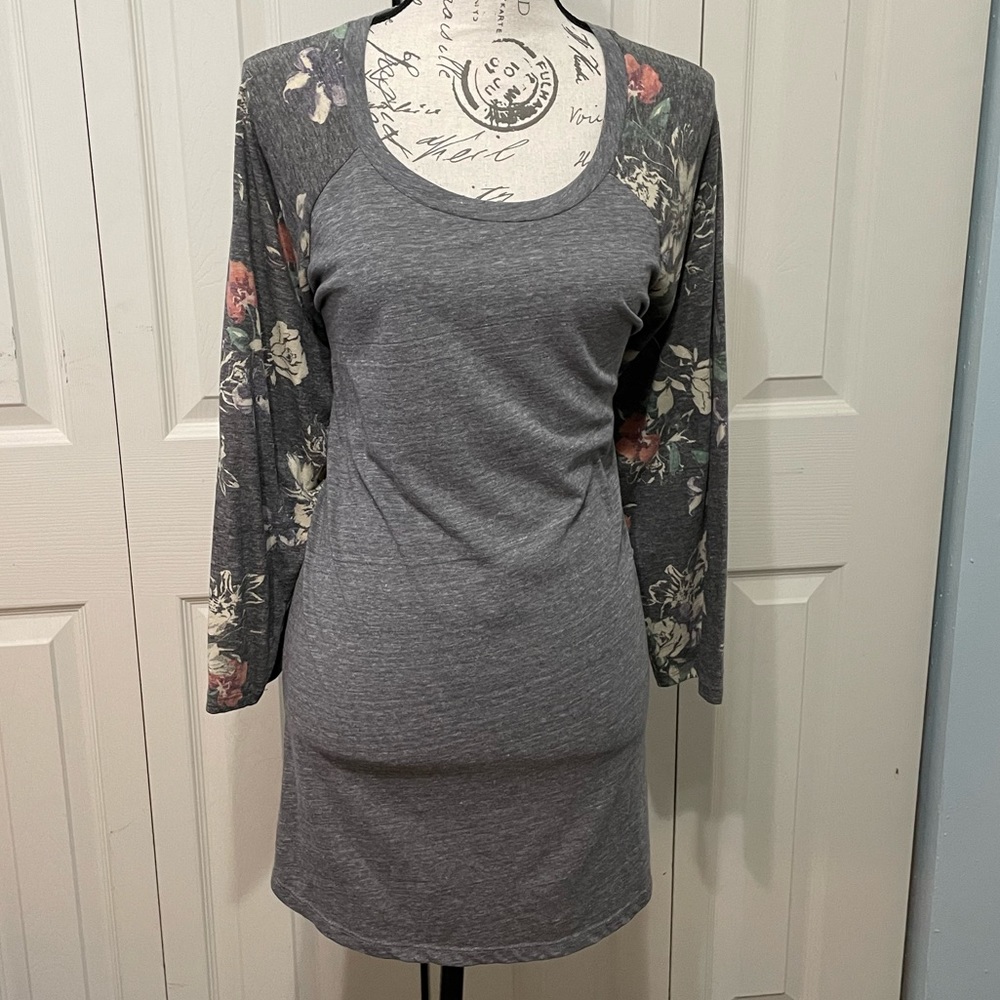 Torrid casual top with floral sleeves. Size 3x